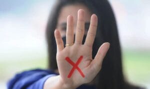 Médica promove leilão beneficente em prol de mulheres vítimas de violência