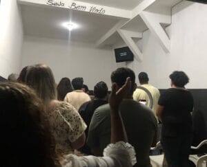 Comunidade LGBTQIAP+ se reúne para um culto vibrante e emocionante
