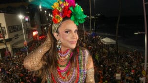 Trio de Ivete Sangalo tem explosão de gás carbônico durante apresentação: 